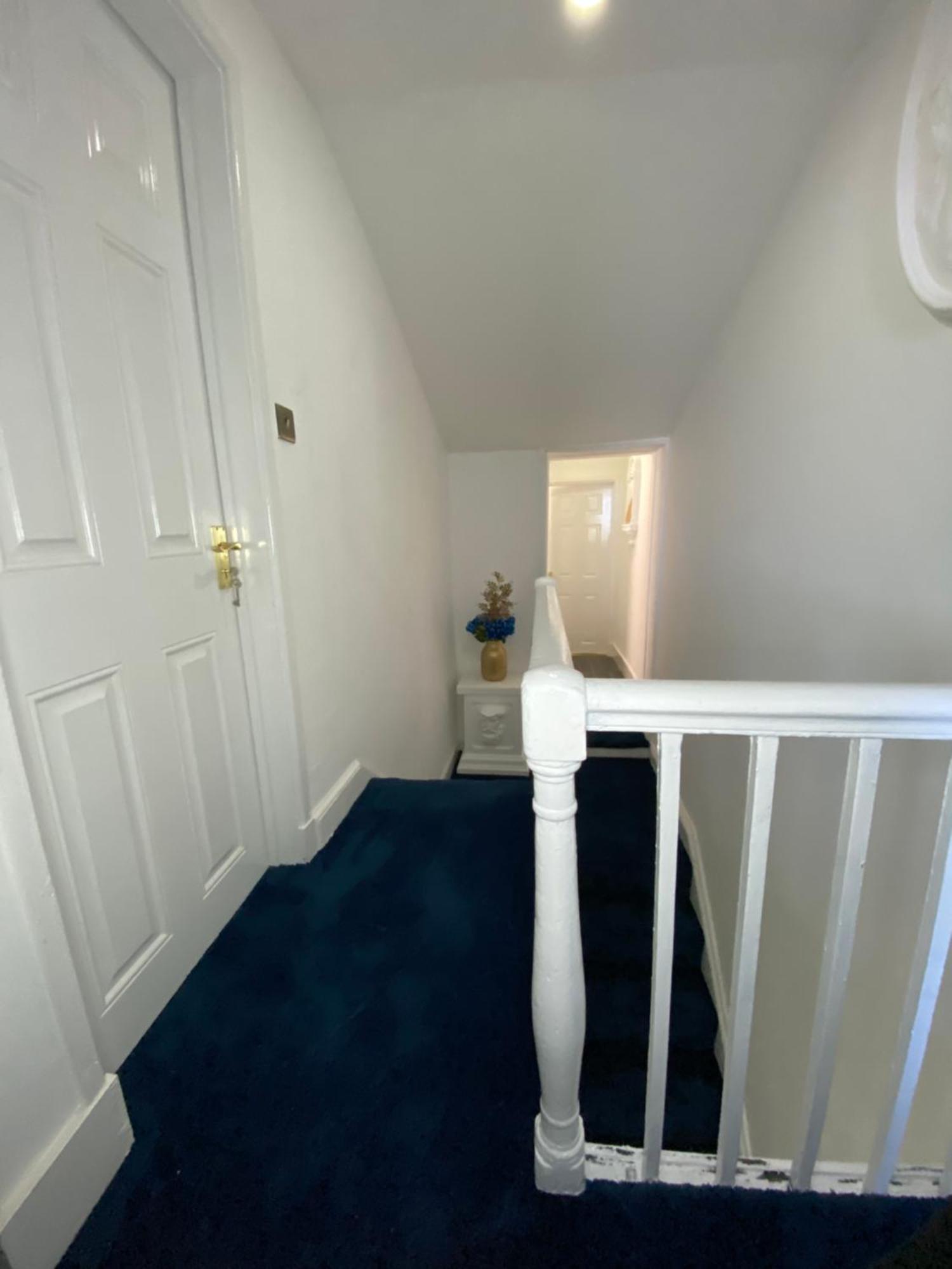Aquarius Apartment - Sea View - Sleeps Seven Blackpool Exterior photo